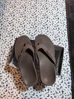 Vionic Women's Flip Flops in Greige